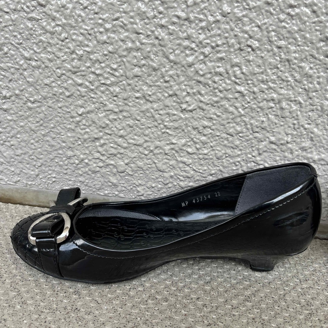 artemis by DIANA(アルテミスバイダイアナ)のエナメルパンプス　ヒール低め　黒色 レディースの靴/シューズ(ハイヒール/パンプス)の商品写真