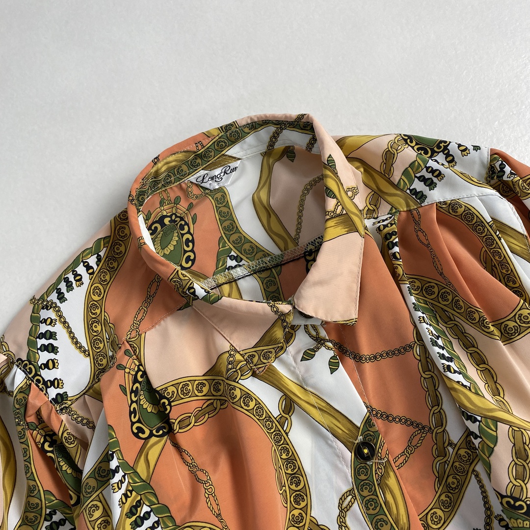 ブラウス  スカーフ柄　ピンク　チェーン　ゴールド  レディースのトップス(シャツ/ブラウス(長袖/七分))の商品写真