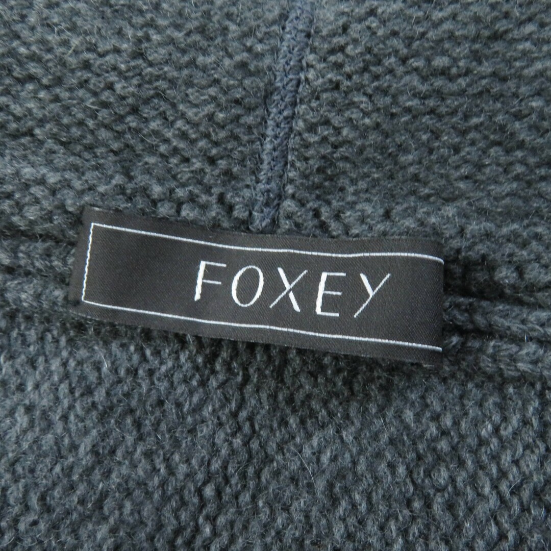 FOXEY(フォクシー)の極美品★FOXEY フォクシー 29132 カシミヤ100％ チンチラファー・ロゴプレート付 フーディー ニット ストール／ショール グレー 日本製 正規品 レディース レディースのファッション小物(ストール/パシュミナ)の商品写真