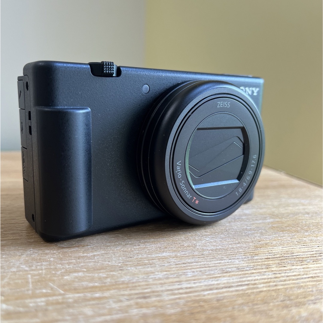 SONY(ソニー)のSONY コンパクトデジタルカメラ VLOGCAM ZV-1M2(B) スマホ/家電/カメラのカメラ(コンパクトデジタルカメラ)の商品写真