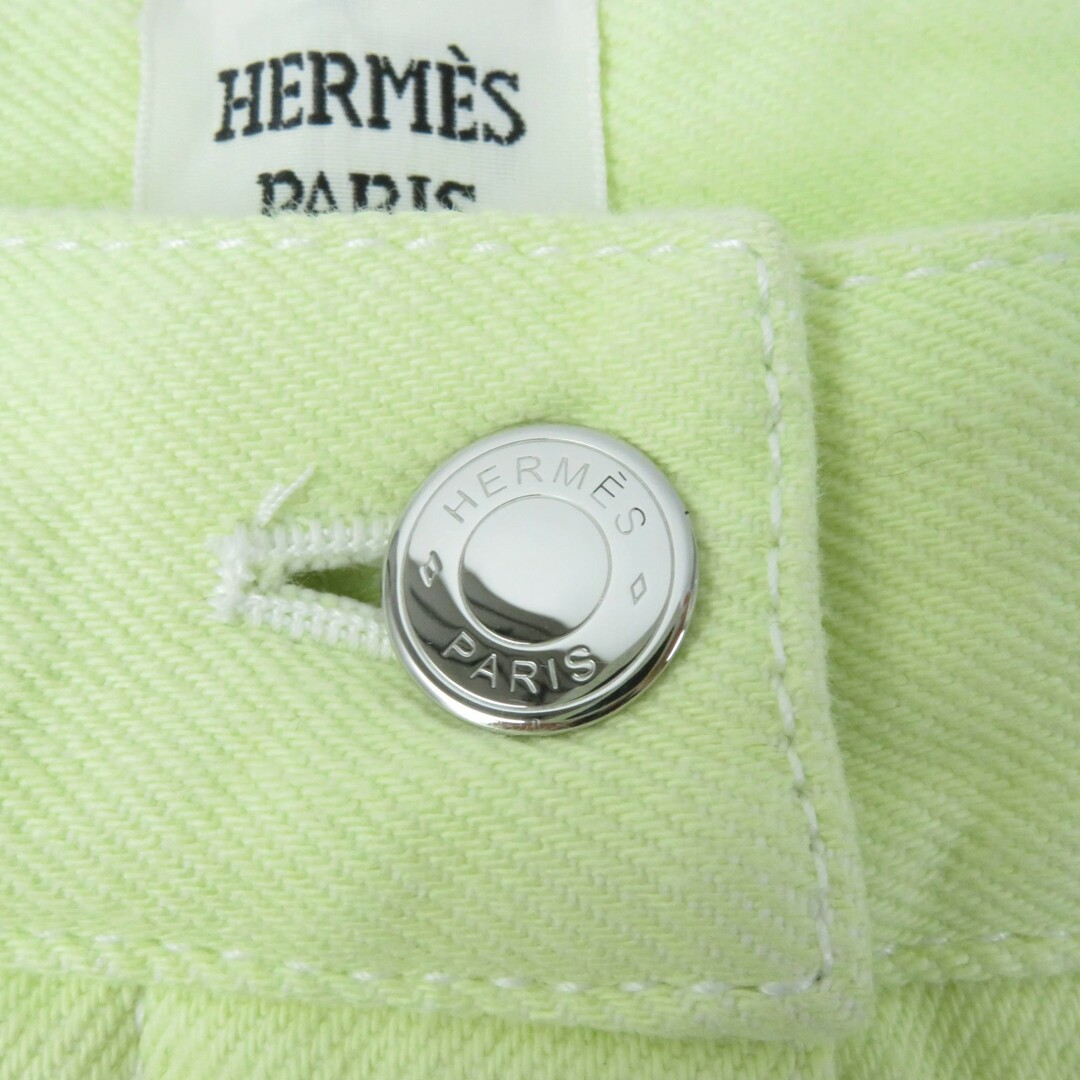 Hermes(エルメス)の美品★HERMES エルメス 2022年製 コットン100％ セリエボタン・レザーロゴパッチ付 ボタンフライ カラーデニムパンツ ライトグリーン 36 イタリア製 正規品 レディース レディースのパンツ(デニム/ジーンズ)の商品写真