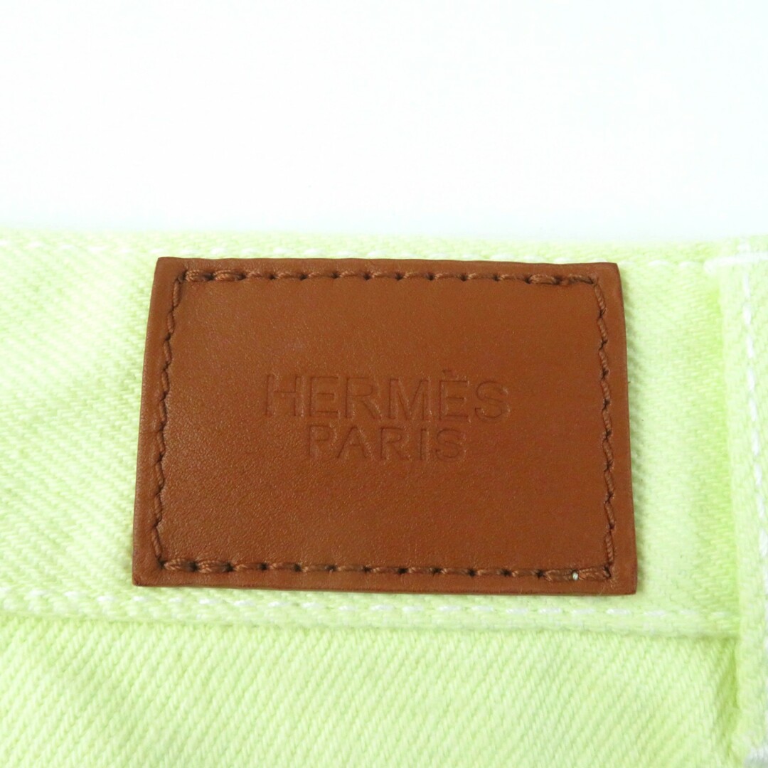 Hermes(エルメス)の美品★HERMES エルメス 2022年製 コットン100％ セリエボタン・レザーロゴパッチ付 ボタンフライ カラーデニムパンツ ライトグリーン 36 イタリア製 正規品 レディース レディースのパンツ(デニム/ジーンズ)の商品写真