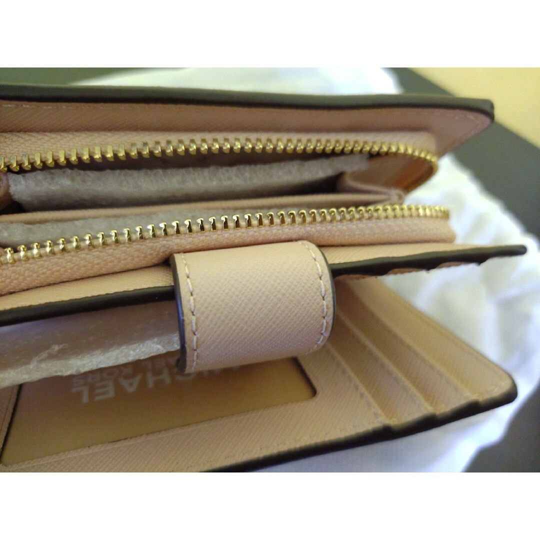 Michael Kors(マイケルコース)のMICHAEL KORS　マイケルコース　二つ折財布　ベージュ レディースのファッション小物(財布)の商品写真
