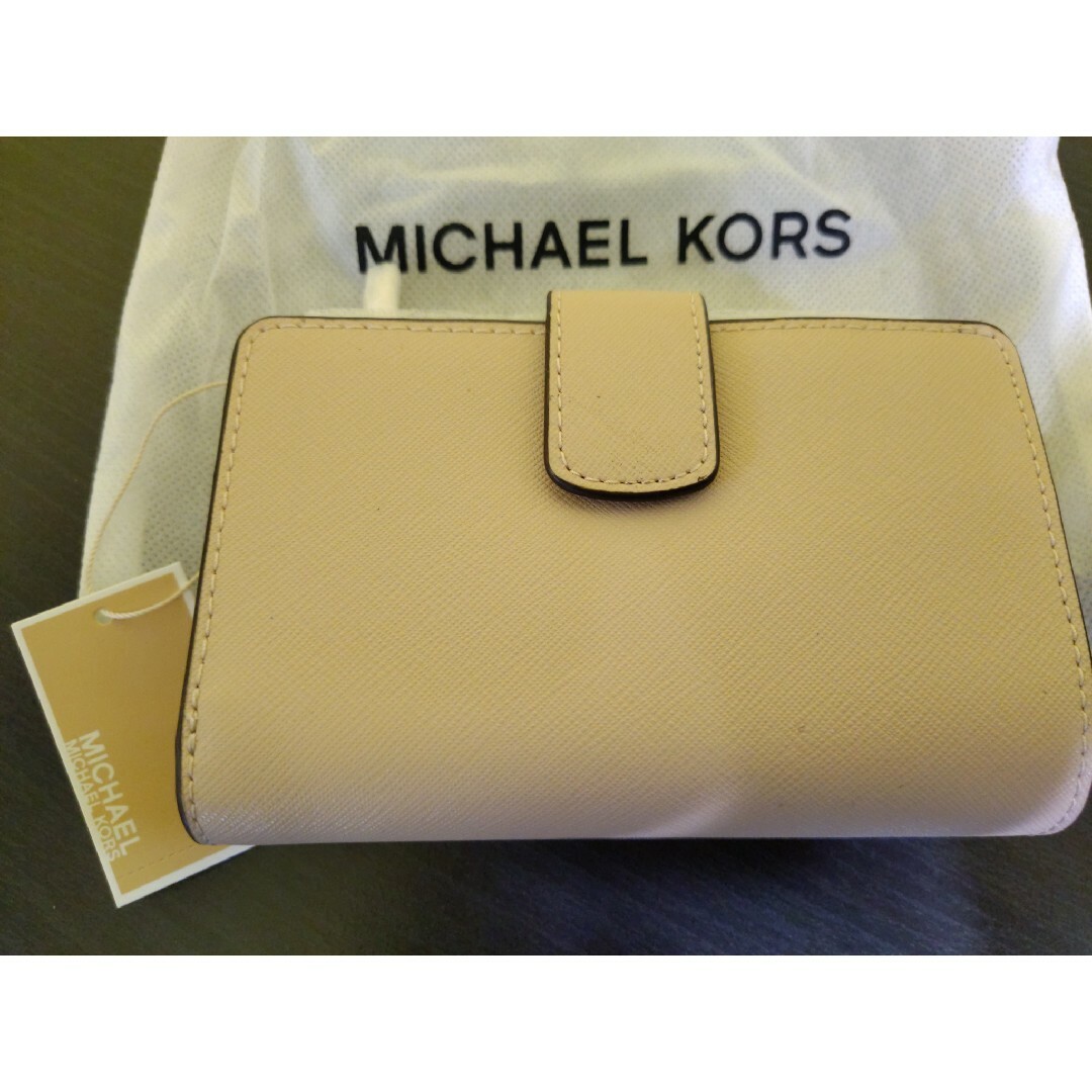 Michael Kors(マイケルコース)のMICHAEL KORS　マイケルコース　二つ折財布　ベージュ レディースのファッション小物(財布)の商品写真