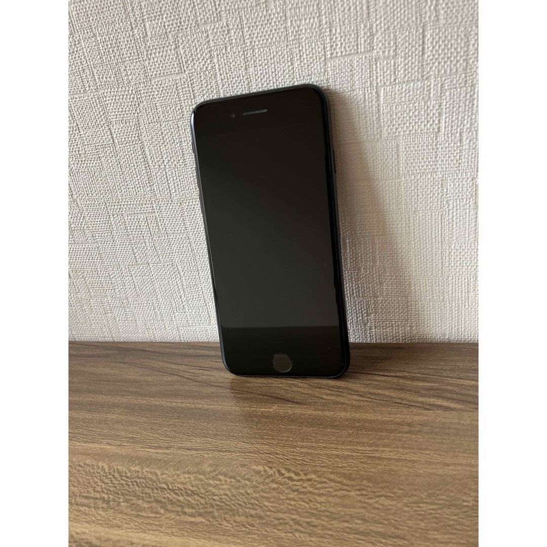 Apple(アップル)のiPhone SE2  ブラック 64GB スマホ/家電/カメラのスマートフォン/携帯電話(スマートフォン本体)の商品写真