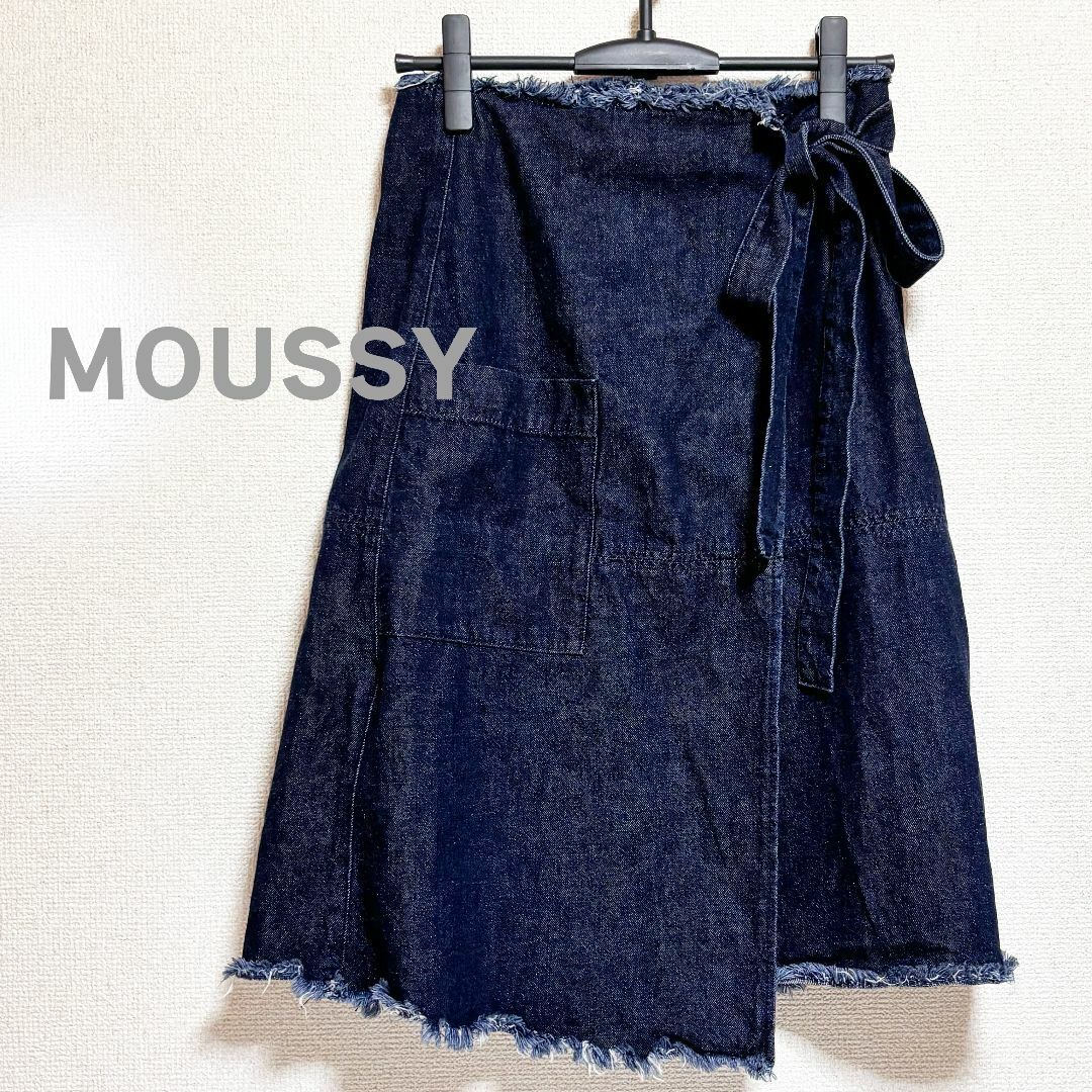 moussy(マウジー)のMOUSSY マウジー　デニム　スカート 膝丈 青 ブルー　ラップ　カットオフ レディースのスカート(ひざ丈スカート)の商品写真