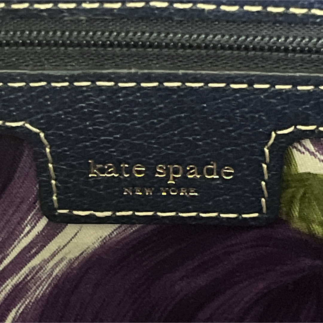 kate spade new york(ケイトスペードニューヨーク)のケイトスペード　かごバッグ　ハンドバッグ　ロゴ型押し　手提げ　ベージュ　ネイビー レディースのバッグ(かごバッグ/ストローバッグ)の商品写真