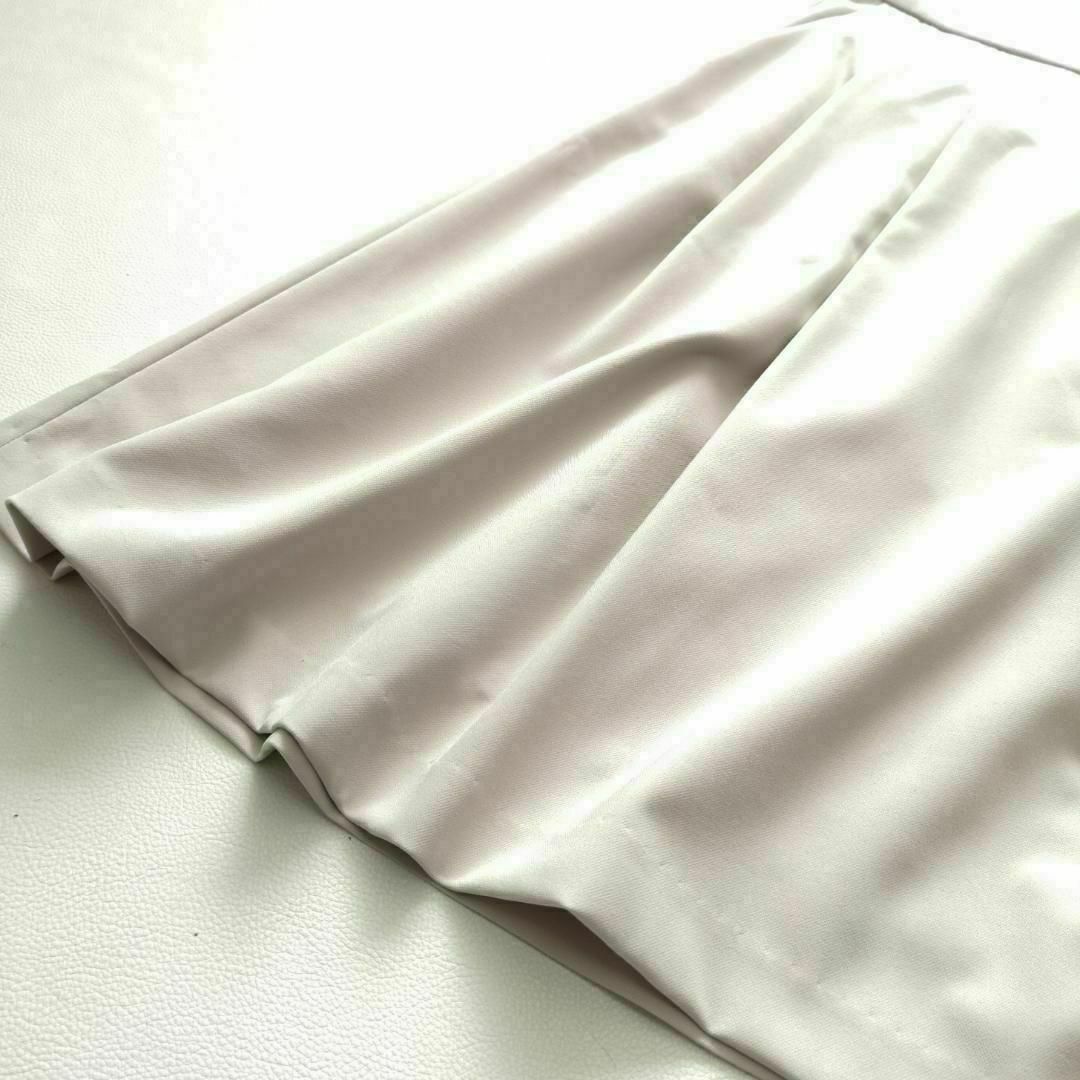 a.v.v(アーヴェヴェ)のアーヴェヴェ　タックフレアスカート　ライトグレー　M　レディース　通勤　OL レディースのスカート(ひざ丈スカート)の商品写真