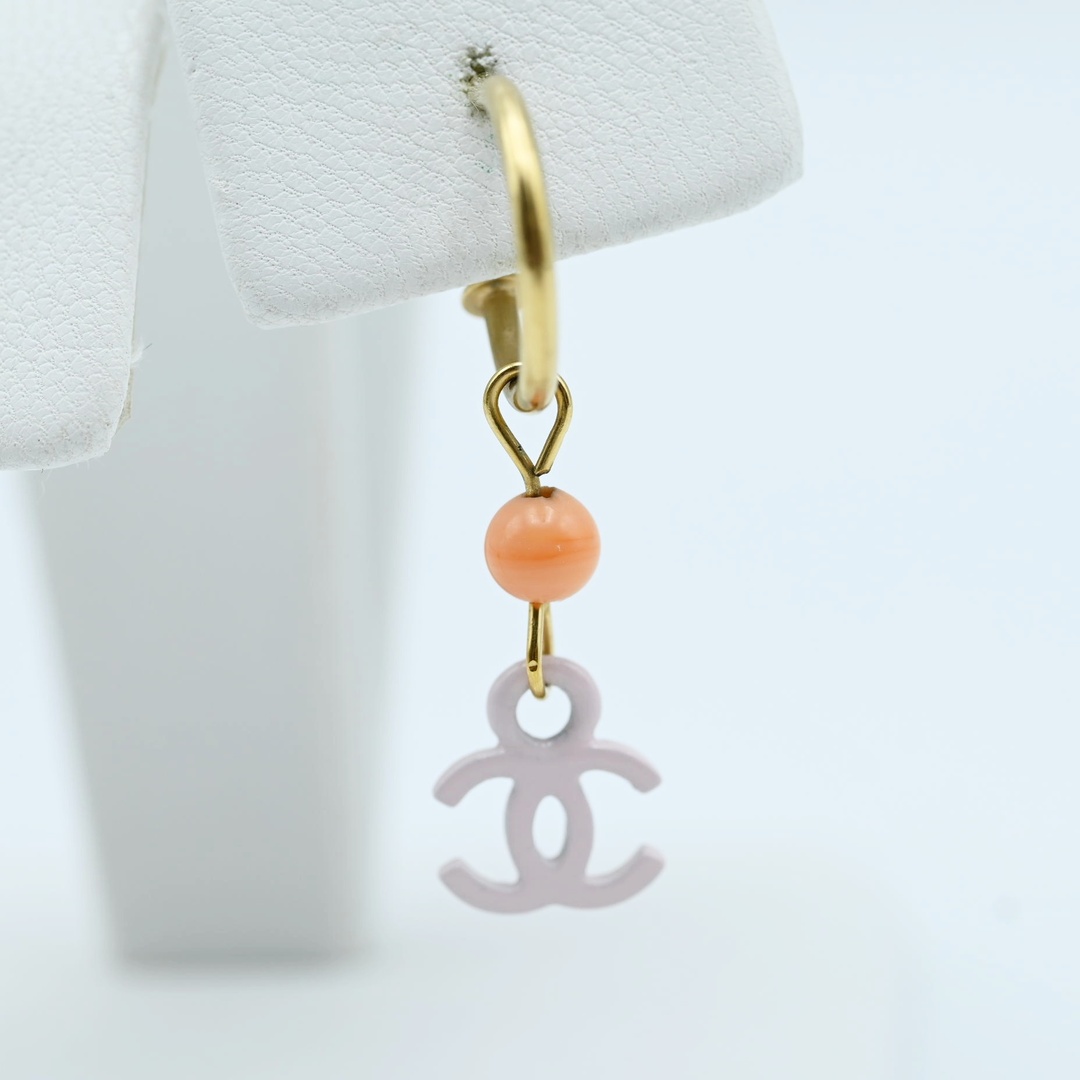 CHANEL(シャネル)のM05 CHANEL シャネル ココマーク/ボール スイングピアス 03S ピンク/オレンジ レディースのアクセサリー(ピアス)の商品写真