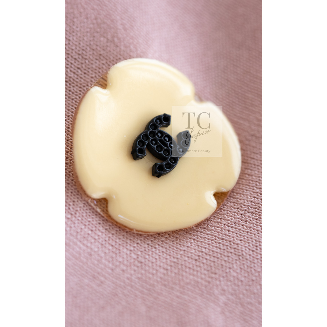 CHANEL(シャネル)のシャネル ワンピース CHANEL 淡い モス ピンク CCロゴ カメリア装飾 ニット ストレッチ ソフト 美品 34 レディースのワンピース(ひざ丈ワンピース)の商品写真