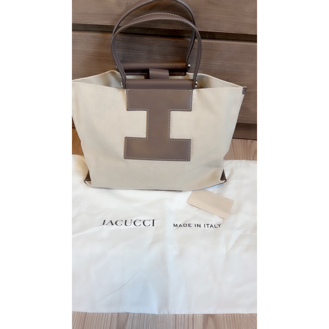 IACUCCI(イアクッチ)のイアクッチソルベット M グレージュ レディースのバッグ(トートバッグ)の商品写真