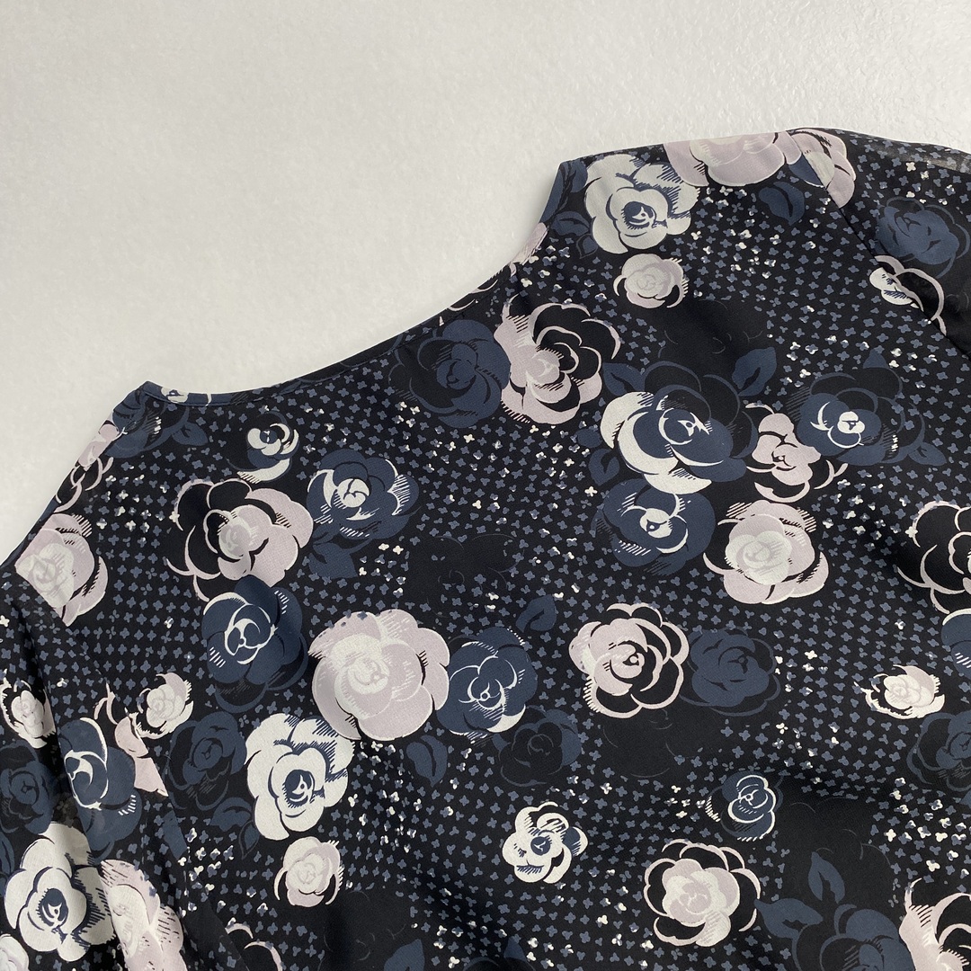 INGEBORG(インゲボルグ)のインゲボルグ　ワンピース　フリル　シースルー袖（フレアっぽい）上品な花柄　黒 レディースのワンピース(ロングワンピース/マキシワンピース)の商品写真