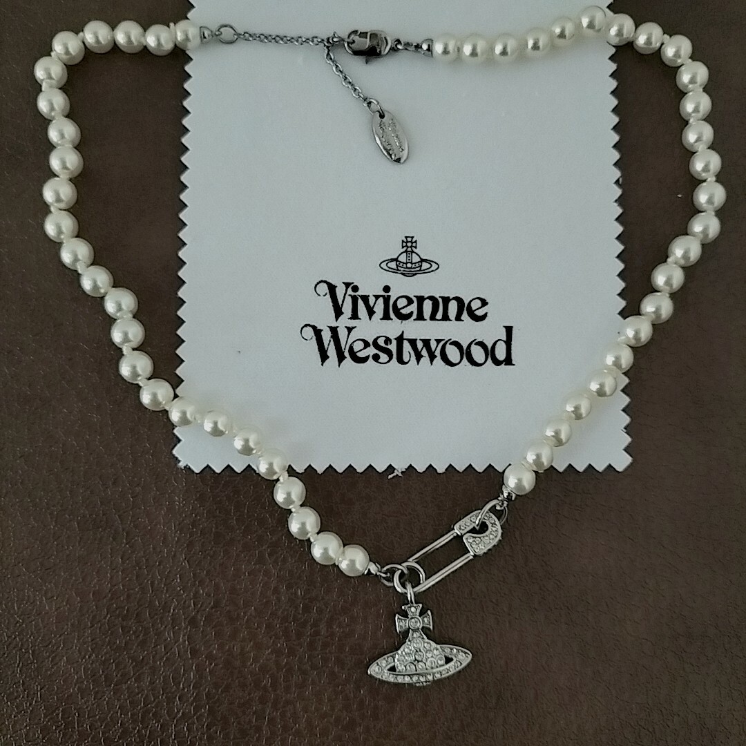 Vivienne Westwood(ヴィヴィアンウエストウッド)のヴィヴィアンウエストウッド　クリップ安全ピンパールネックレス レディースのアクセサリー(ネックレス)の商品写真