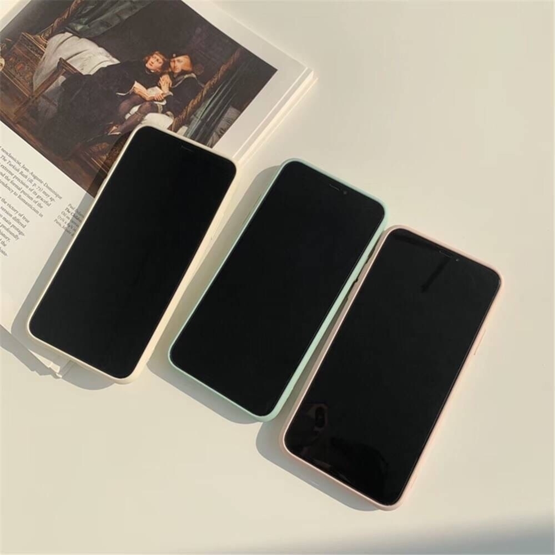 アイボリー iPhoneケース くすみカラー マット素材 大人可愛い 韓国 スマホ/家電/カメラのスマホアクセサリー(iPhoneケース)の商品写真