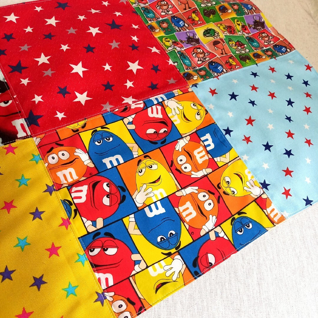 手作り☆ランチョンマット☆縦40×横60cm☆m&m'sとスターのパッチ 手作り☆ランチョンマット☆縦40×横60cm☆m&m'sとスターのパッチ