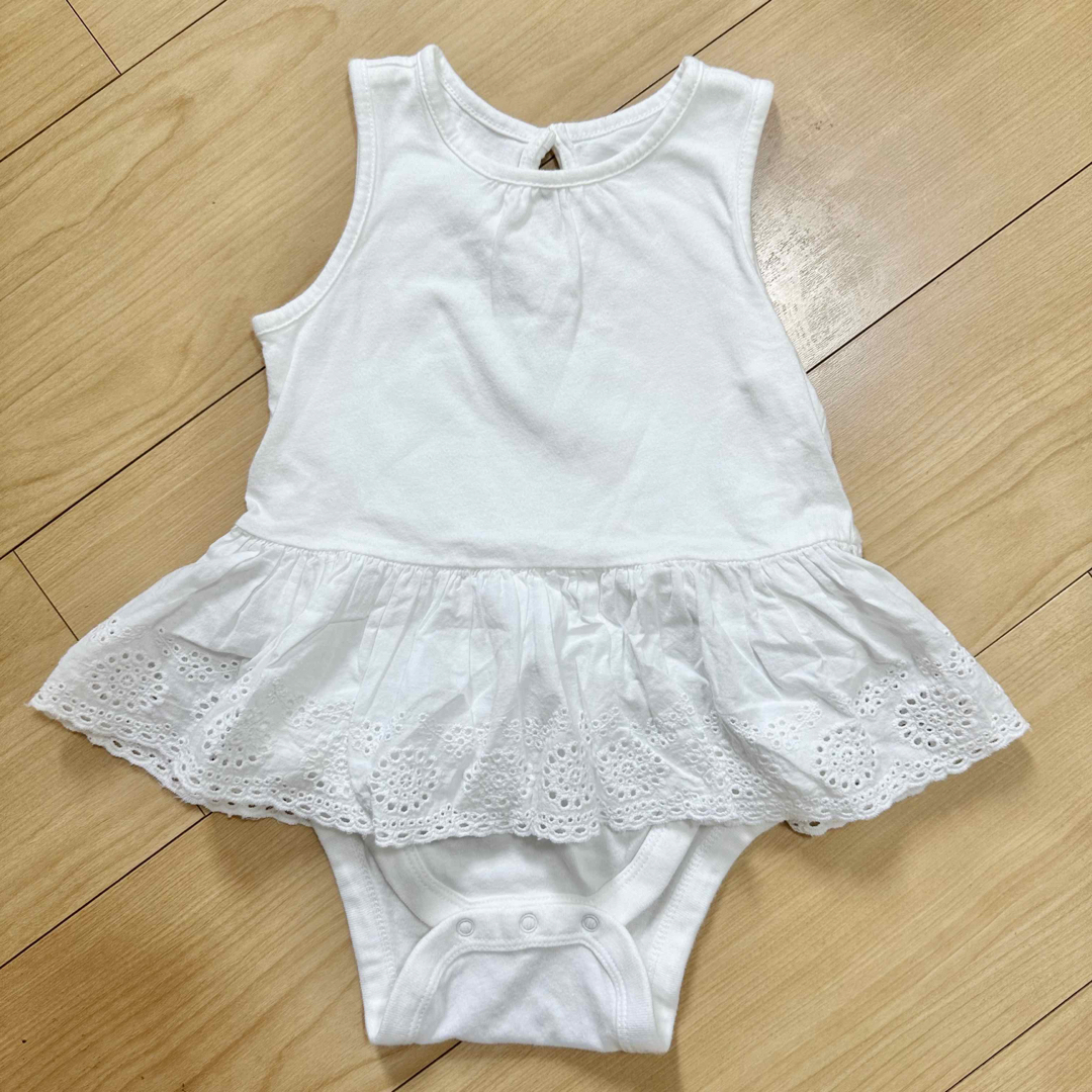 babyGAP(ベビーギャップ)のbabyGAP レーススカート付きロンパース　18〜24ヶ月　90cm キッズ/ベビー/マタニティのベビー服(~85cm)(ロンパース)の商品写真