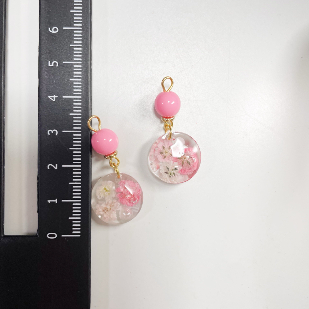 ( 2386 ) かすみ草 丸型 ピンク レジン ピアス イヤリング ハンドメイドのアクセサリー(イヤリング)の商品写真