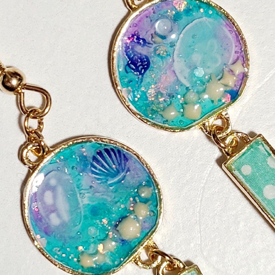 【ハンドメイドピアス】レジン 金魚鉢 風鈴 ピアス クラゲ 海月 水族館 ハンドメイドのアクセサリー(ピアス)の商品写真