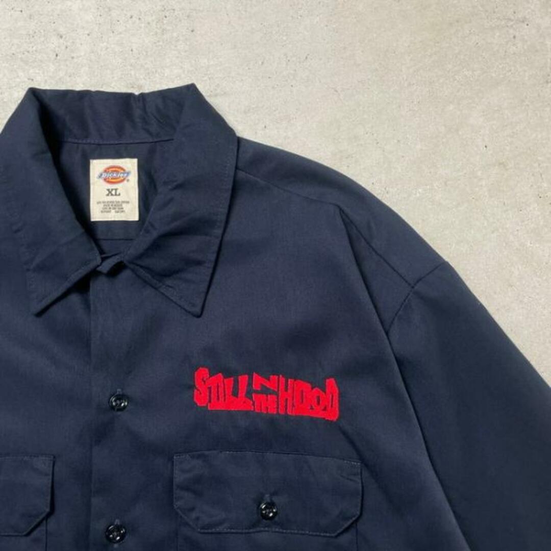 Dickies(ディッキーズ)のDEADSTOCK NOS Dickies ディッキーズ  ワークシャツ 半袖シャツ STILL N THE HOOD ロゴ刺繍 メンズXL メンズのトップス(シャツ)の商品写真