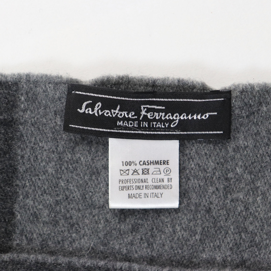 Salvatore Ferragamo(サルヴァトーレフェラガモ)の極美品●Salvatore Ferragamo サルヴァトーレフェラガモ カシミヤ100％ ガンチーニ柄 ロゴ入り フリンジ付き マフラー グレー イタリア製 メンズ メンズのファッション小物(マフラー)の商品写真