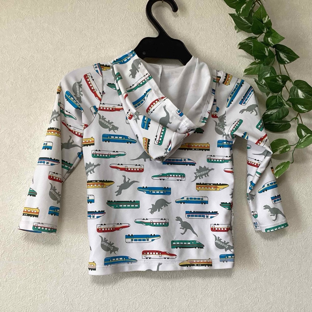 motherways(マザウェイズ)のマザウェイズ　電車　恐竜　ラッシュガード　97cm キッズ/ベビー/マタニティのキッズ服男の子用(90cm~)(ジャケット/上着)の商品写真