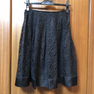 新品　レストローズのバラ柄レース、裾サテンの上品で豪華な黒のフレアスカート