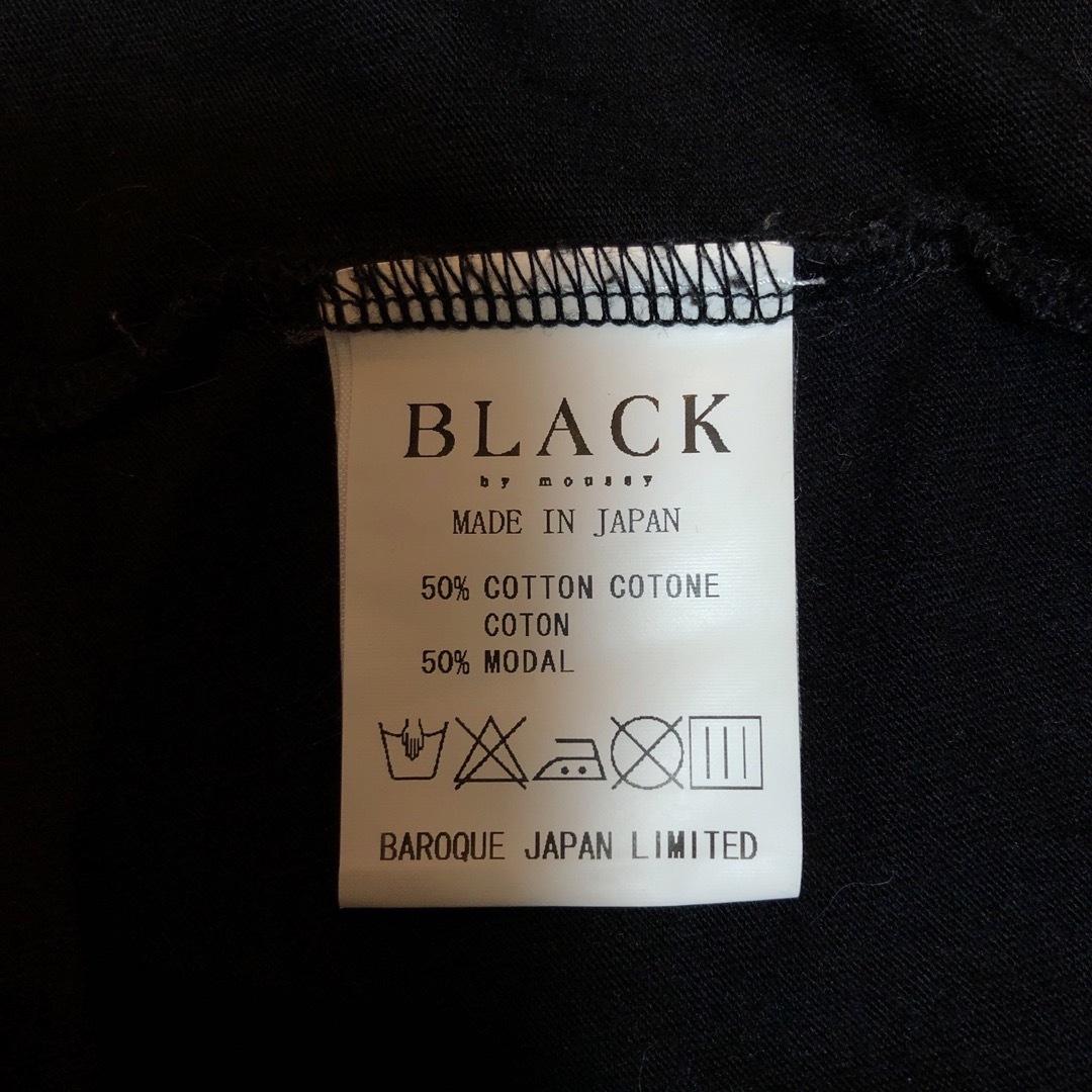 BLACK by moussy(ブラックバイマウジー)の美品　ブラックバイマウジーのシルバーのロゴ入り黒いTシャツ レディースのトップス(Tシャツ(長袖/七分))の商品写真
