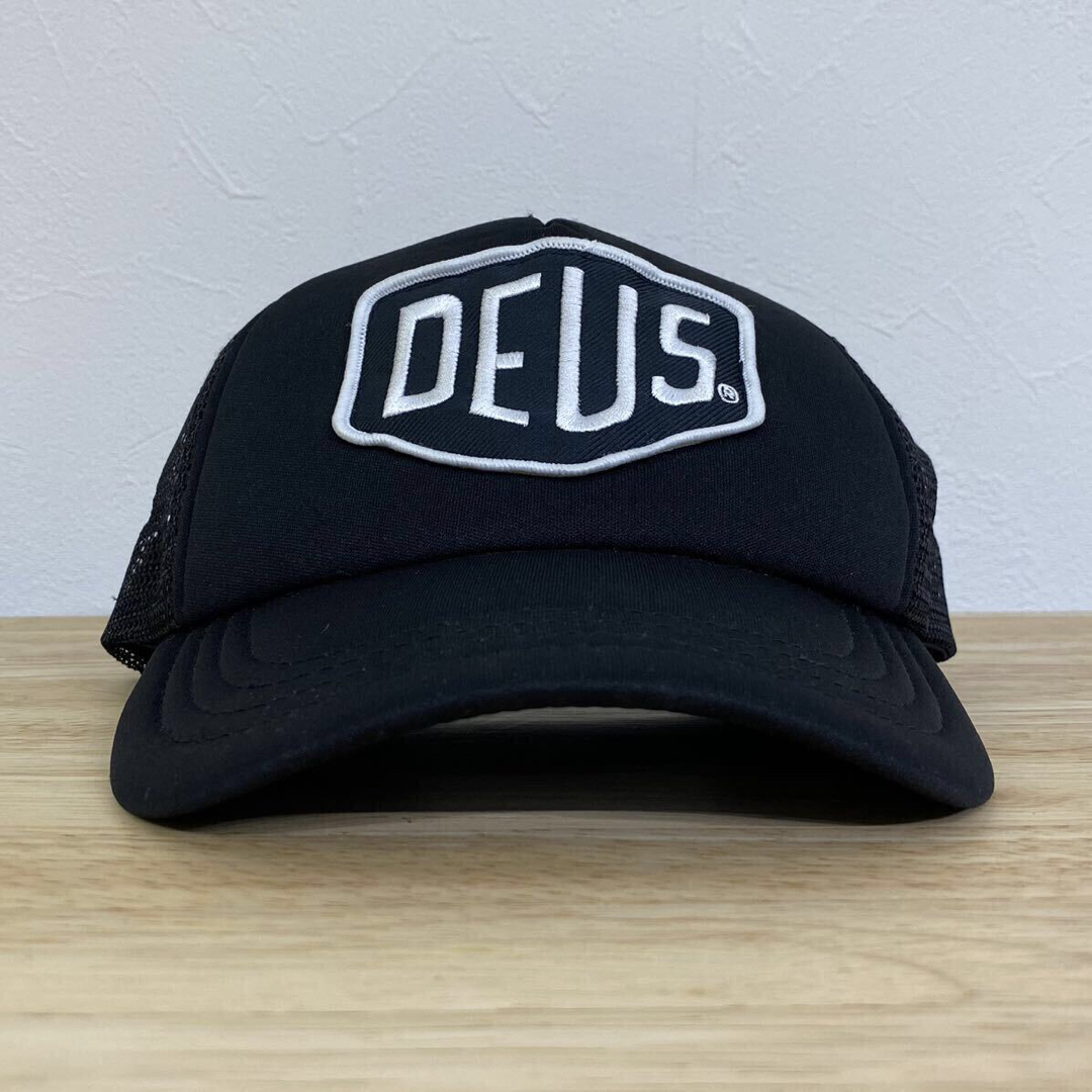 Deus ex Machina(デウスエクスマキナ)のDEUS EX MACHINA ロゴ スナップバック メッシュ キャップ メンズの帽子(キャップ)の商品写真