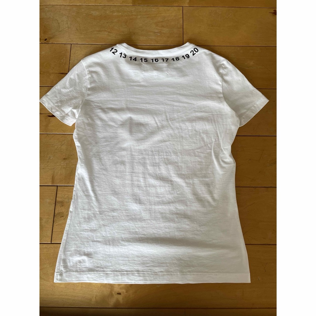 Maison Martin Margiela(マルタンマルジェラ)のMaison Margiela カレンダーネック Tシャツ 白 M レディースのトップス(Tシャツ(半袖/袖なし))の商品写真