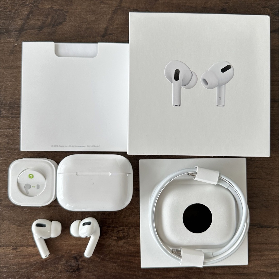 Apple(アップル)のAirPods Pro(第1世代) 専用ケース付 スマホ/家電/カメラのオーディオ機器(ヘッドフォン/イヤフォン)の商品写真