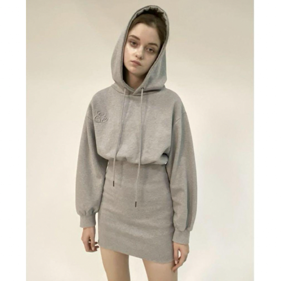 épine(エピヌ)のEé embroidery hoodie onepiece gray レディースのワンピース(ひざ丈ワンピース)の商品写真