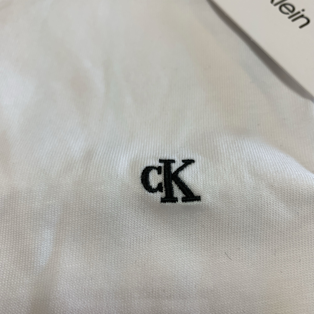 Calvin Klein(カルバンクライン)の【新品】カルバンクライン Tシャツ CKロゴ 白 M レディースのトップス(Tシャツ(半袖/袖なし))の商品写真