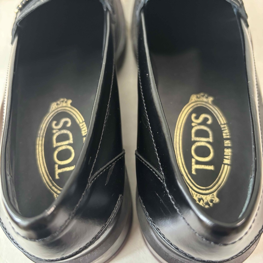 TOD'S(トッズ)のトッズ　ブラックレザー　ゴールドプレート　ローファー レディースの靴/シューズ(ローファー/革靴)の商品写真