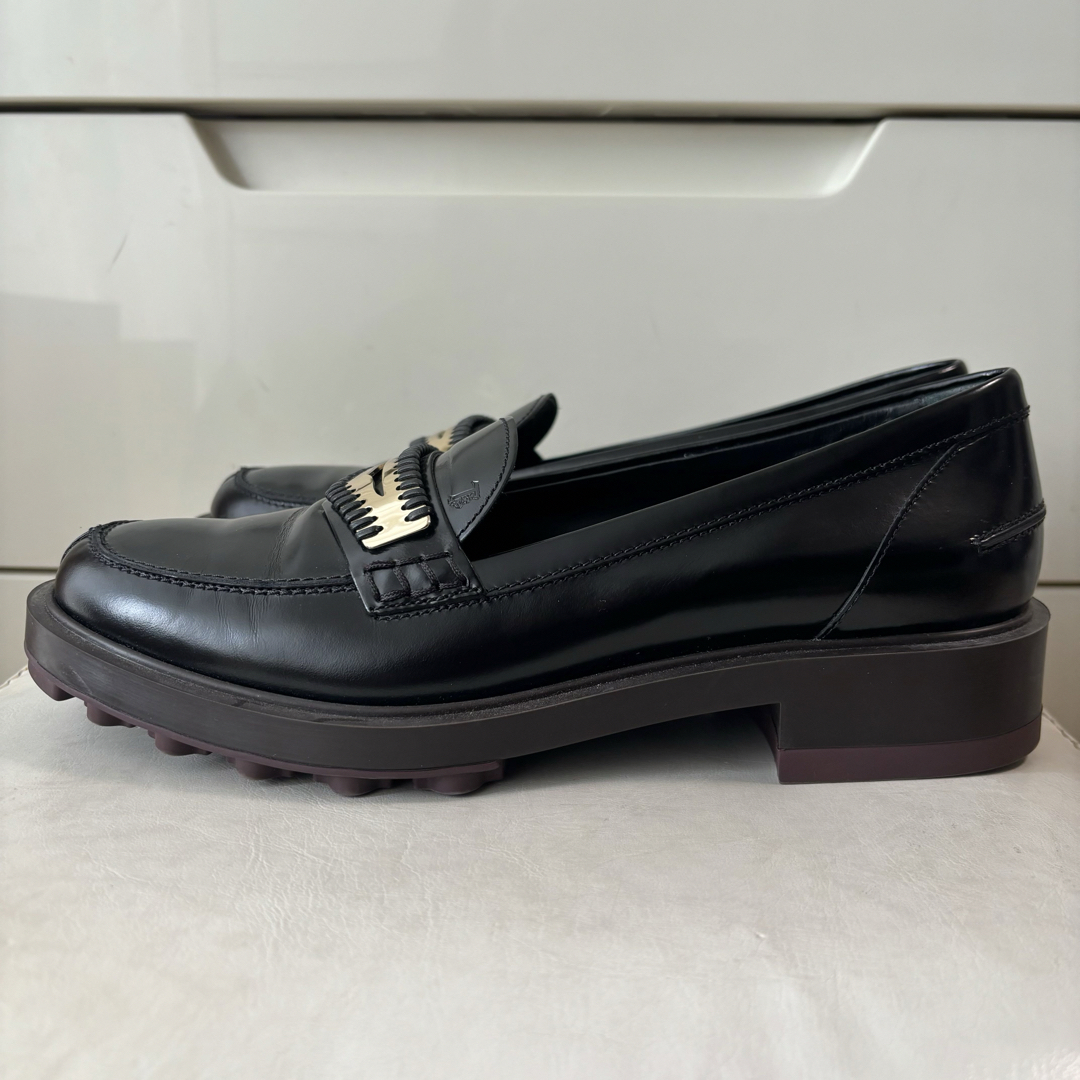 TOD'S(トッズ)のトッズ　ブラックレザー　ゴールドプレート　ローファー レディースの靴/シューズ(ローファー/革靴)の商品写真