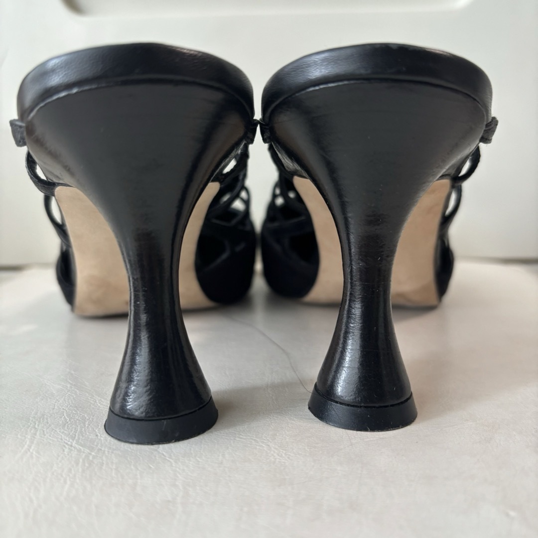 MANOLO BLAHNIK(マノロブラニク)のマノロブラニク　ブラックレザー　デザイン　サンダル　 レディースの靴/シューズ(サンダル)の商品写真