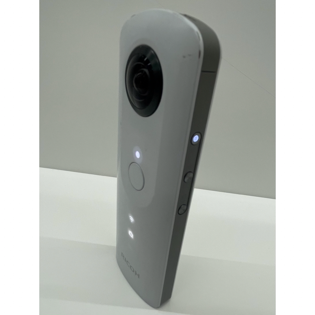 RICOH(リコー)のRICOH THETA SC ホワイト スマホ/家電/カメラのカメラ(コンパクトデジタルカメラ)の商品写真