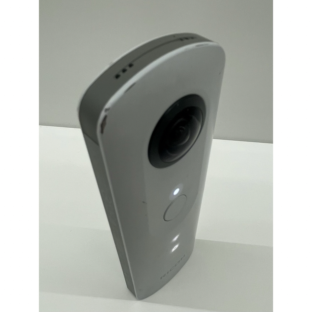 RICOH(リコー)のRICOH THETA SC ホワイト スマホ/家電/カメラのカメラ(コンパクトデジタルカメラ)の商品写真