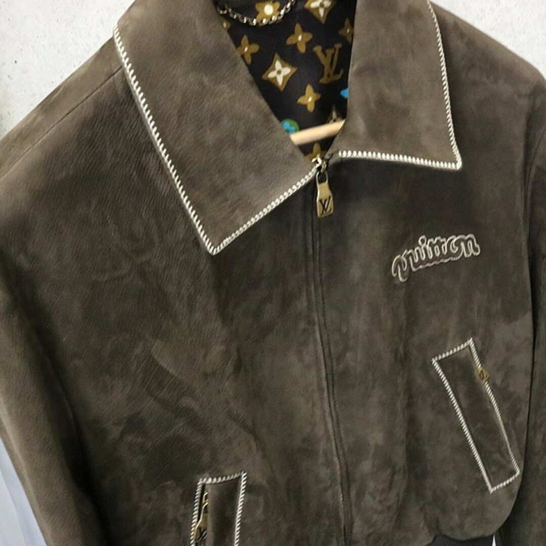 LOUIS VUITTON(ルイヴィトン)のLOUIS VUITTON 銀座店 ルイヴィトン 未使用 24SS エンブロダイリー スエード ジャケット 1AFPW7 size:44 茶系 95025 メンズのジャケット/アウター(その他)の商品写真