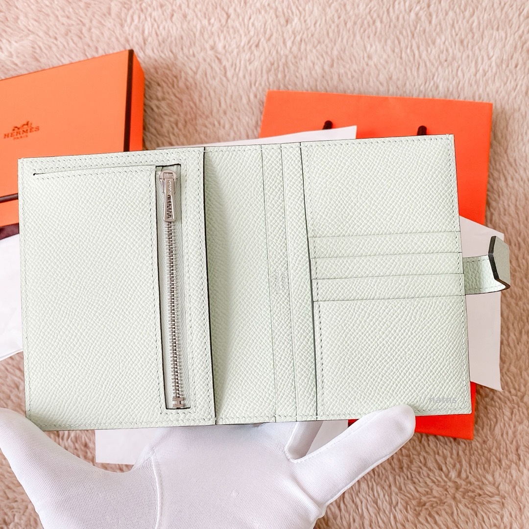 Hermes(エルメス)の2回使用 エルメス　ベアンコンパクト　ヴェールフィズ　エプソン レディースのファッション小物(財布)の商品写真