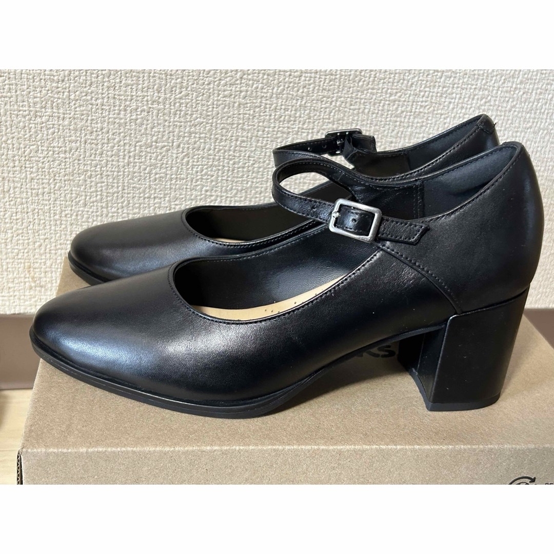 Clarks(クラークス)の新品　Clarks クラークス　Freva55 Strap ストラップパンプス レディースの靴/シューズ(ハイヒール/パンプス)の商品写真