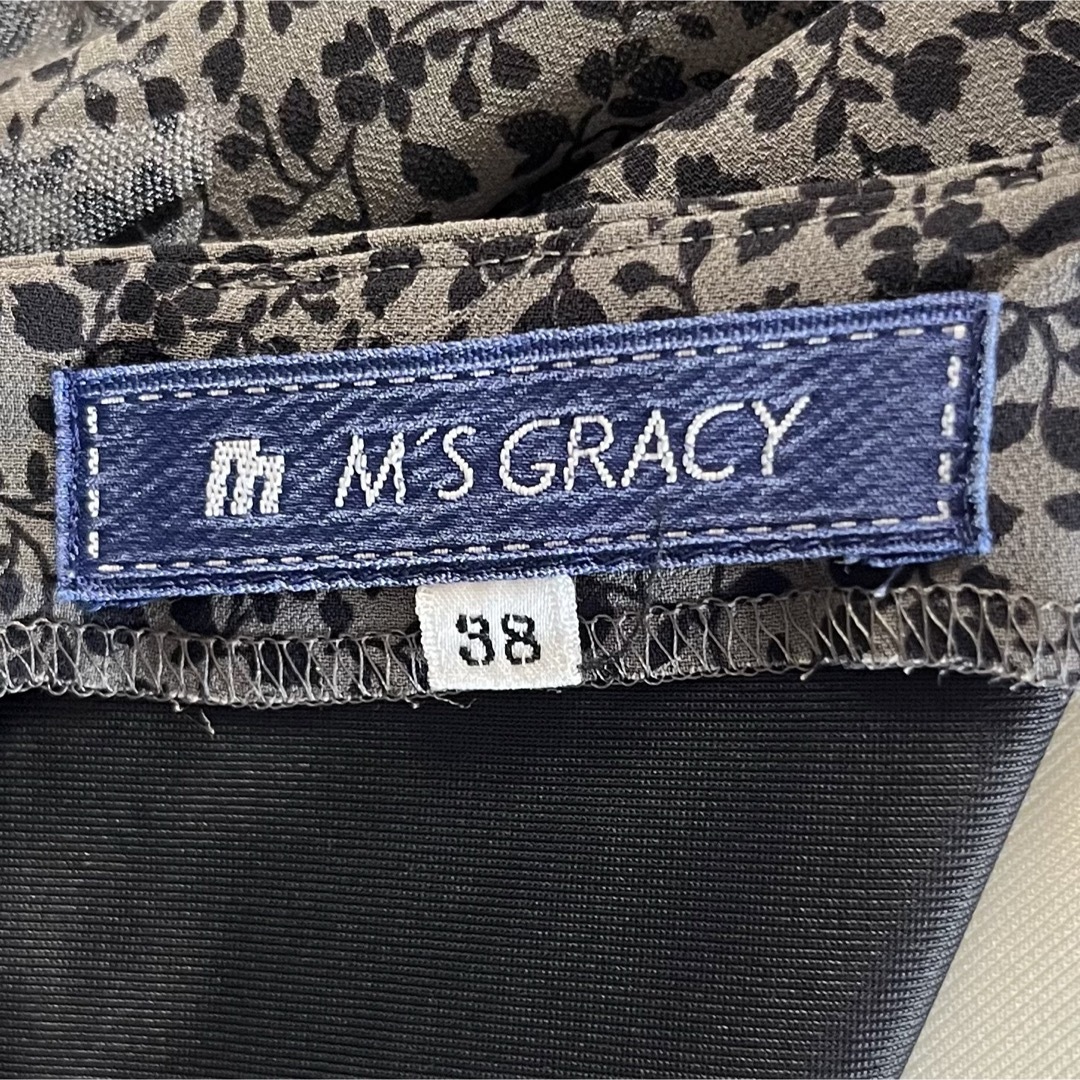 M'S GRACY(エムズグレイシー)のエムズグレイシー　ティアードフリルワンピース　リボン　グレー　小花柄　38サイズ レディースのワンピース(ひざ丈ワンピース)の商品写真