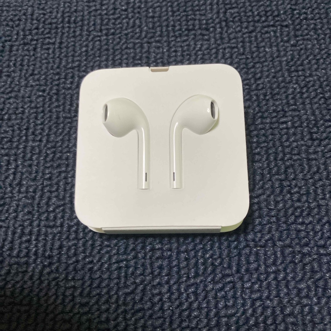 Apple(アップル)のiPhone イヤホン  EarPods（Lightningコネクタ) 純正品 スマホ/家電/カメラのスマホアクセサリー(ストラップ/イヤホンジャック)の商品写真