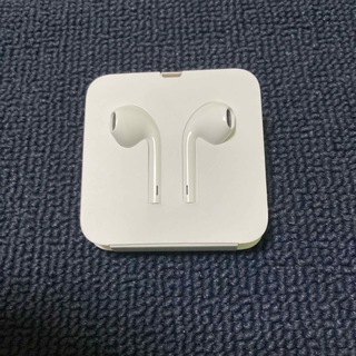 アップル(Apple)のiPhone イヤホン  EarPods（Lightningコネクタ) 純正品(ストラップ/イヤホンジャック)