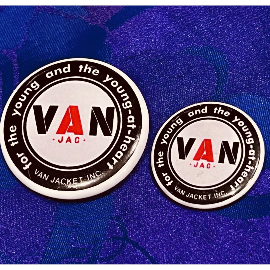 VAN Jacket(ヴァンヂャケット)のVAN缶バッチ44mmと32mm2個セット　大変貴重！ メンズのファッション小物(その他)の商品写真