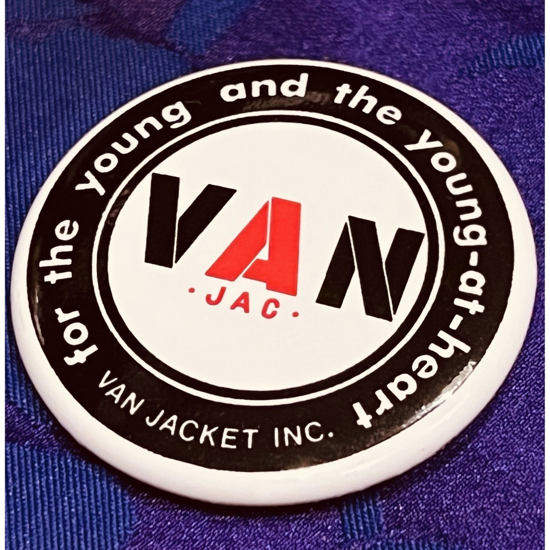 VAN Jacket(ヴァンヂャケット)のVAN缶バッチ44mmと32mm2個セット　大変貴重！ メンズのファッション小物(その他)の商品写真