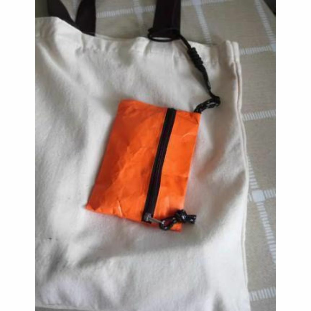 ポーチ　小物入れ　タイベック　ストラップ付き　超軽量　キャンプ　登山　オレンジ レディースのファッション小物(ポーチ)の商品写真