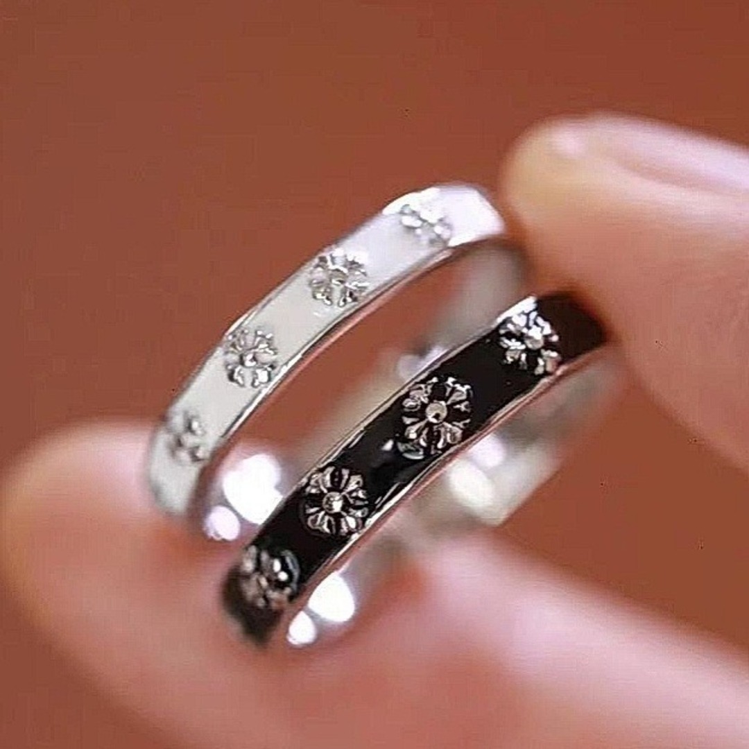 【大好評♪】ペアリング　リング　指輪　カップル　白　黒　色違い　シンプル レディースのアクセサリー(リング(指輪))の商品写真