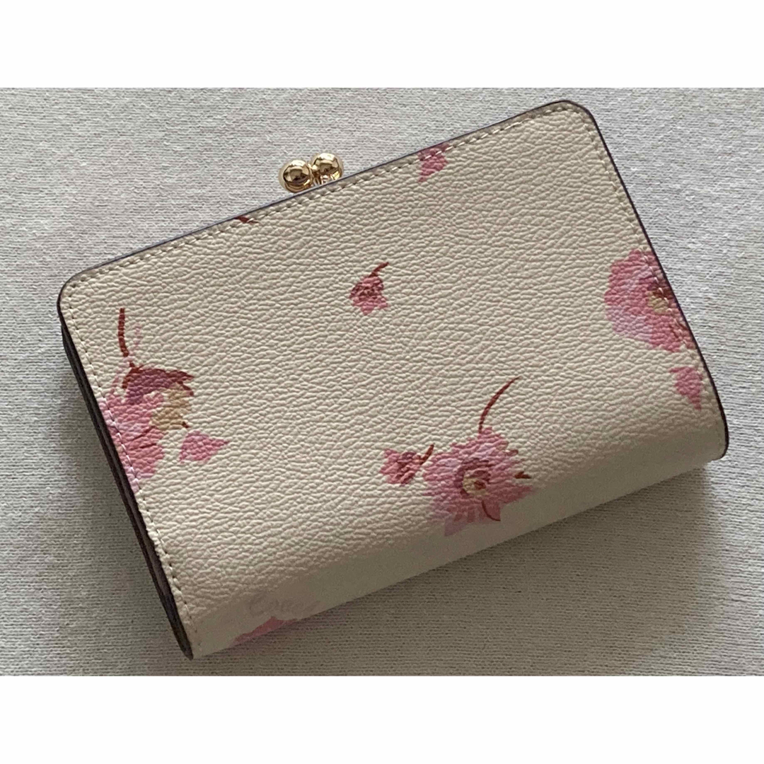 COACH(コーチ)の新品　COACH コーチ　二つ折り財布　花柄　フラワー　がま口　キスロック レディースのファッション小物(財布)の商品写真