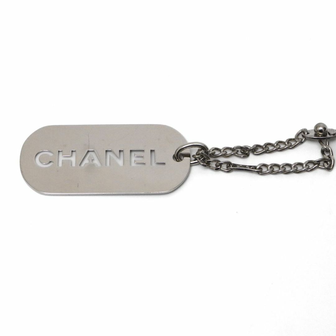 CHANEL(シャネル)のシャネル チャーム キーホルダー キーチャーム ドッグタグ プレート シルバー レディースのアクセサリー(チャーム)の商品写真