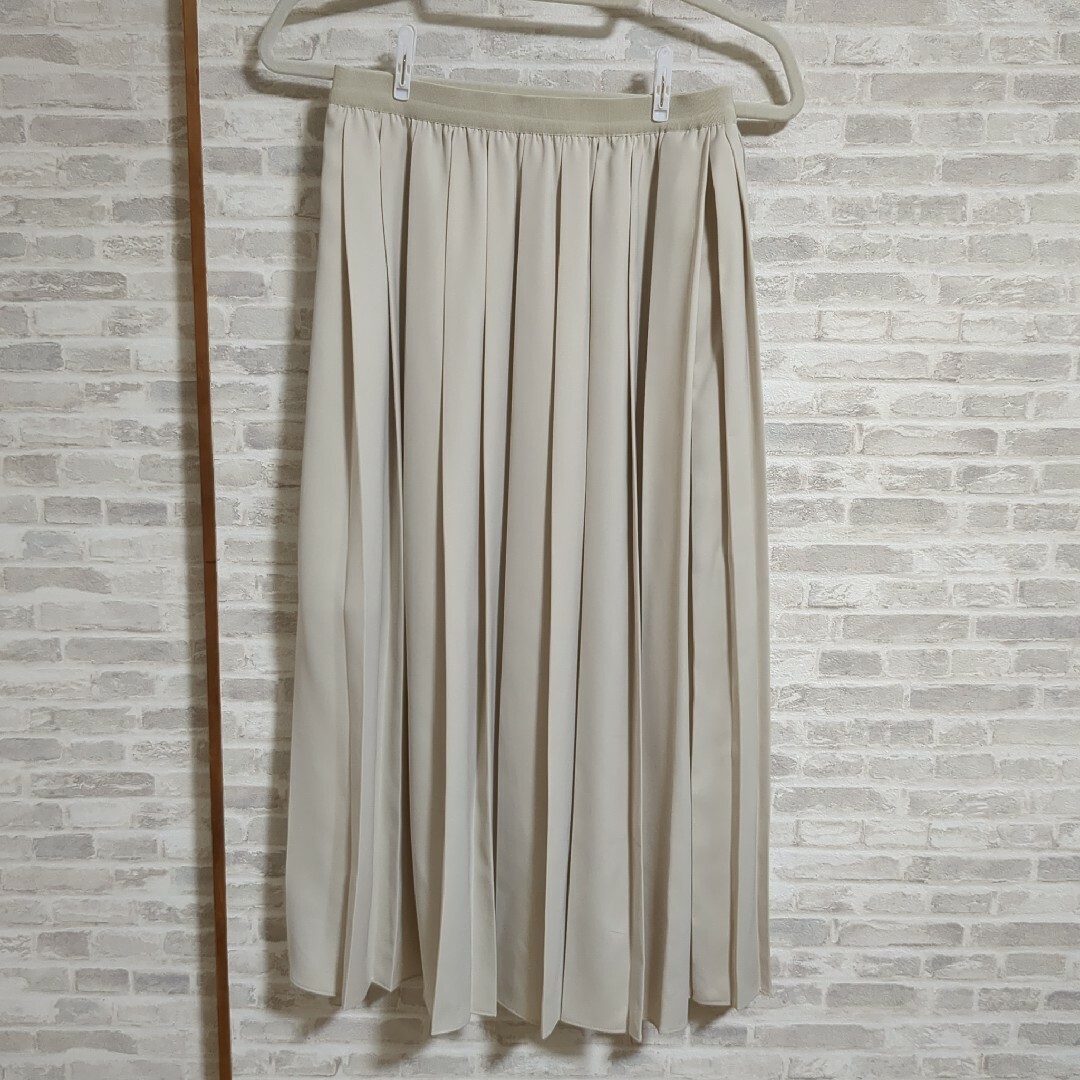 UNIQLO(ユニクロ)のユニクロ　光沢の綺麗なプリーツスカート レディースのスカート(ロングスカート)の商品写真